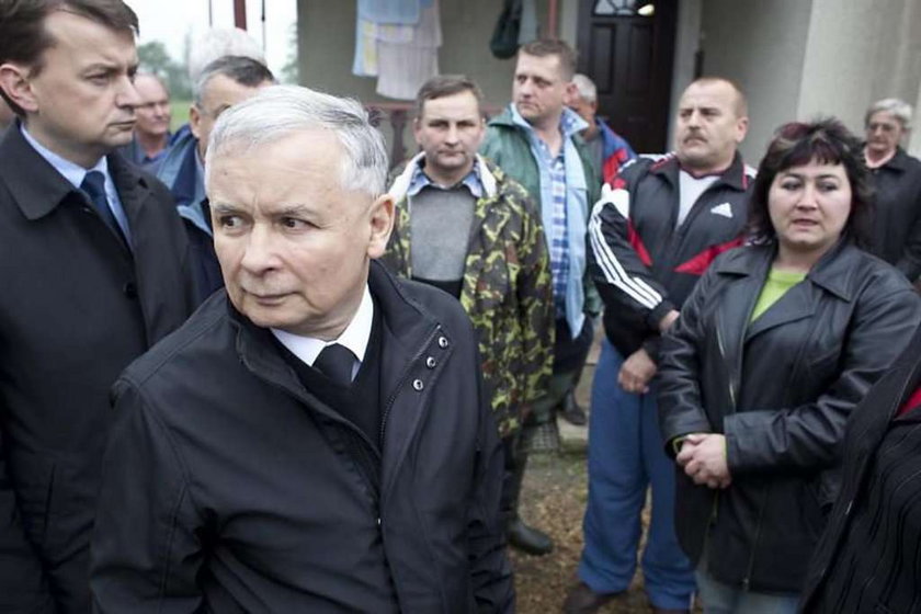 Kaczyński u powodzian. FOTY