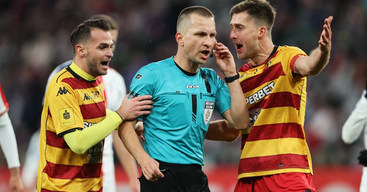 Jagiellonia nie przyjęła przeprosin od Frankowskiego. Piłkarze nie wpuścili sędziego do szatni