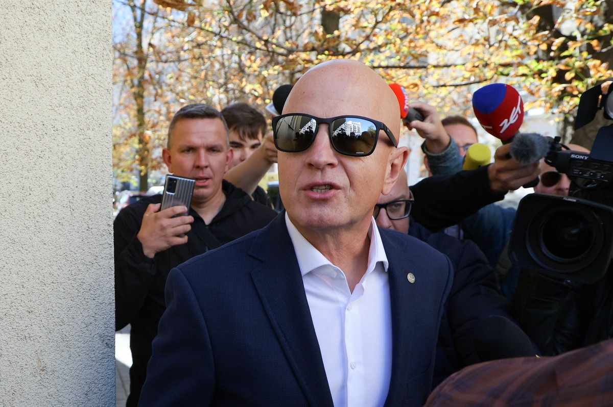Warszawa, 30.09.2024. Były komendant główny policji gen. insp. Jarosław Szymczyk przed siedzibą Prokuratury Okręgowej w Warszawie