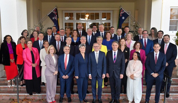Nova vlada Australije - Entoni Albanez sa ministrima nakon zakletve u Kanberi