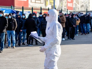 Najnowsza odsłona pandemii za Odrą bije kolejne rekordy dziennych przypadków COVID-19, standardowo przekraczając sto tysięcy potwierdzonych zakażeń dziennie