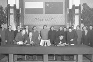 Premier Józef Cyrankiewicz oraz premier ChRL Zhou Enlai podpisują wspólne oświadczenie, 11 kwietnia 1957 r.