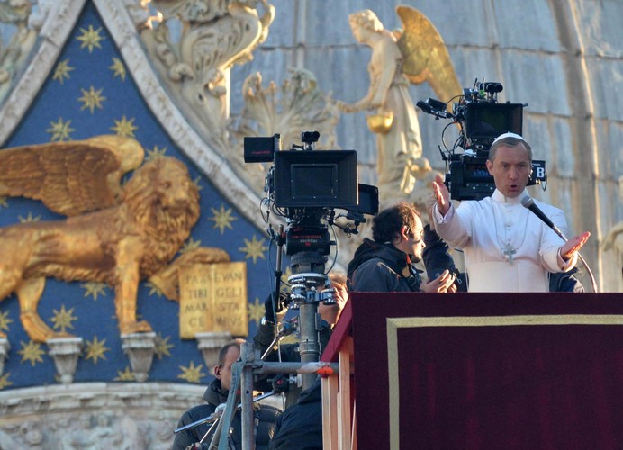Jude Law papieżem na planie serialu 'The young pope'