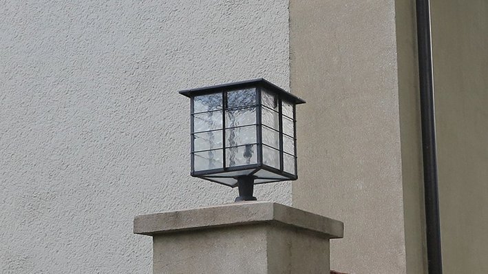 Lampa z końca lat 20. XX w. przed wejściem do budynku d. Biura Budowy Portu przy ul. Waszyngtona 38