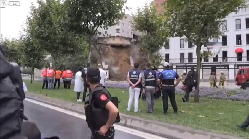 W dzielnicy Beyoglu w Stambule zawalił się budynek