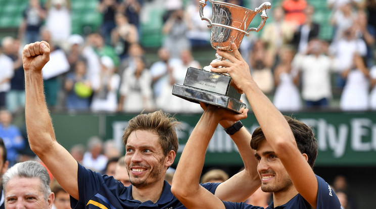 Mahut (balra) és Pierre-Hugues Herbert büszkén emeli magasba a 2018-as teniszversenyen nyert trófeát /Fotó: Northfoto