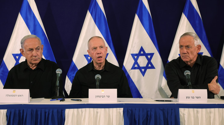 Benjámin Netanjahu izraeli kormányfő, Joáv Gallant védelmi miniszter és Beni Ganc kabinetminiszter / Fotó: MTI/EPA/Abir Szultan
