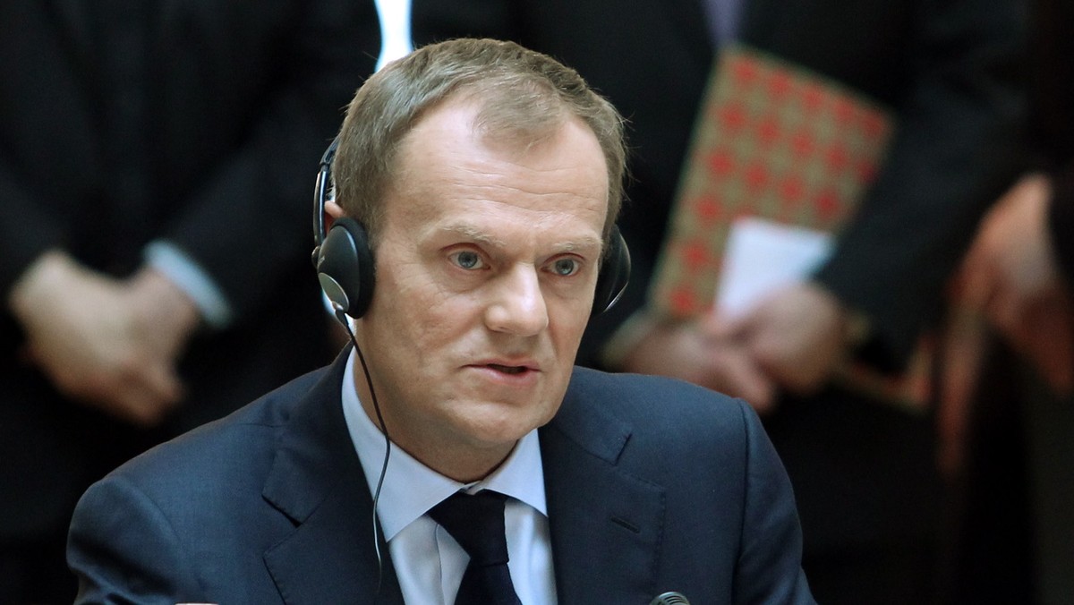 Wbrew wcześniejszym informacjom premier Donald Tusk nie leci do Watykanu na uroczystość beatyfikacji Jana Pawła II - usłyszeliśmy w czwartek z trzech niezależnych źródeł zbliżonych do kancelarii premiera. Współpracownicy Tuska tłumaczą, że chodzi o to, by ktoś z władzy pozostał w Polsce, a wiadomo już, że w uroczystościach na pewno uczestniczyć będą prezydent i marszałek Sejmu. Rzecznik rządu Paweł Graś jednak ani nie potwierdza tej informacji, ani jej nie zaprzecza. - W odpowiednim czasie poinformujemy komunikatem - odpisał SMS-em Graś na nasze pytanie o uczestnictwo premiera.