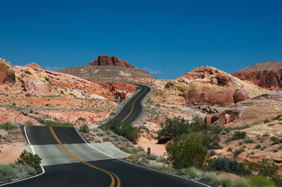 Przejazd przez Valley of Fire w Newadzie zachwyci niesamowitymi, czerwonymi piaskowcami, które obijając promienie słoneczne wyglądając jakby były w ogniu. Jadąc drogą, napotkamy iście "sceniczny" widok, który wygląda jak rodem z westernów.