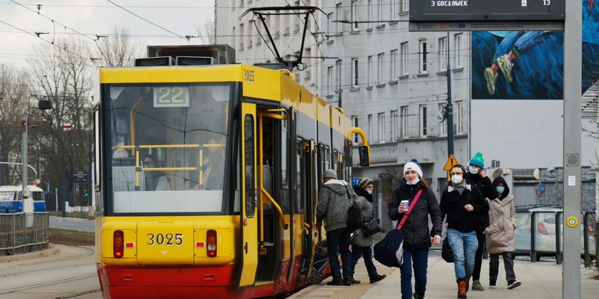 Obowiązek noszenia maseczek w komunikacji publicznej i zamkniętych przestrzeniach to jedno z ostatnich obostrzeń obowiązujących w Polsce