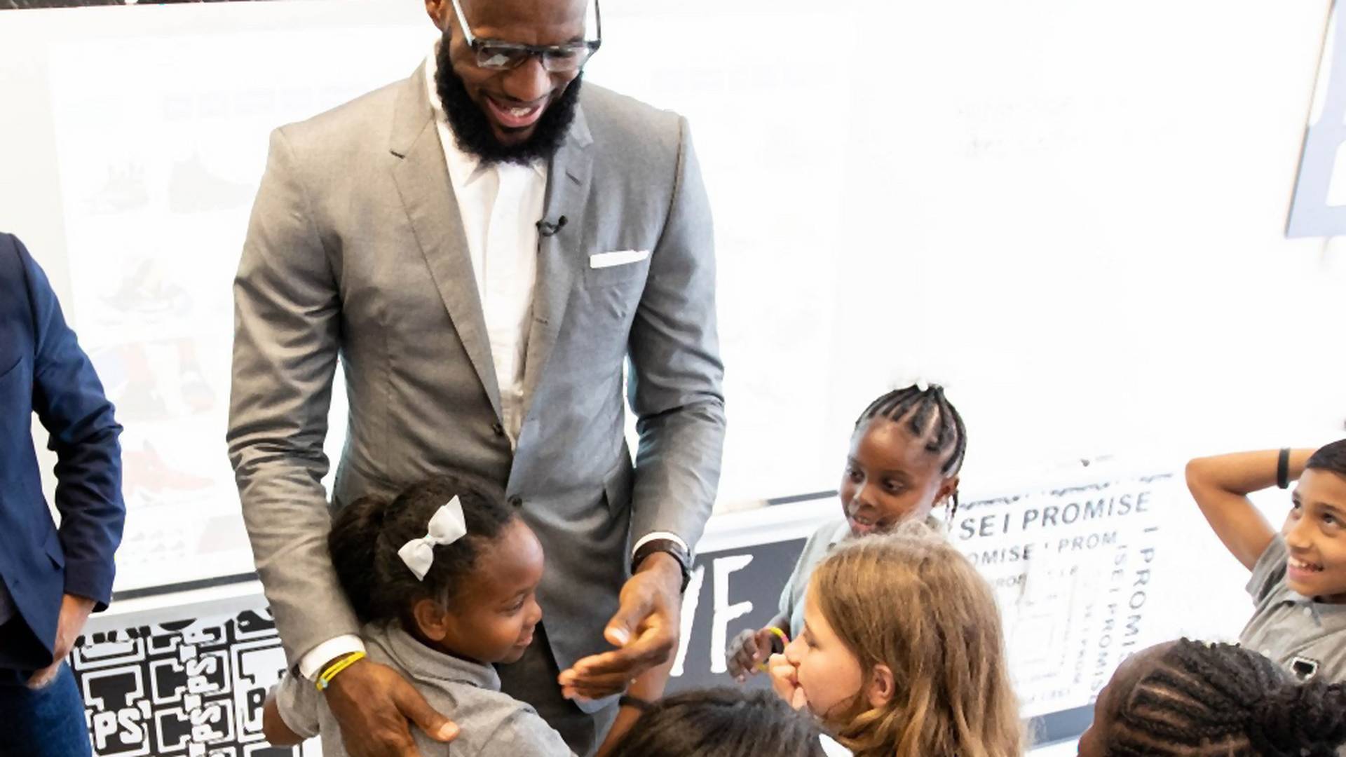 LeBron James pamięta swoje trudne dzieciństwo. Koszykarz otwiera szkołę, dzięki której dzieci nie wejdą na "złą drogę"