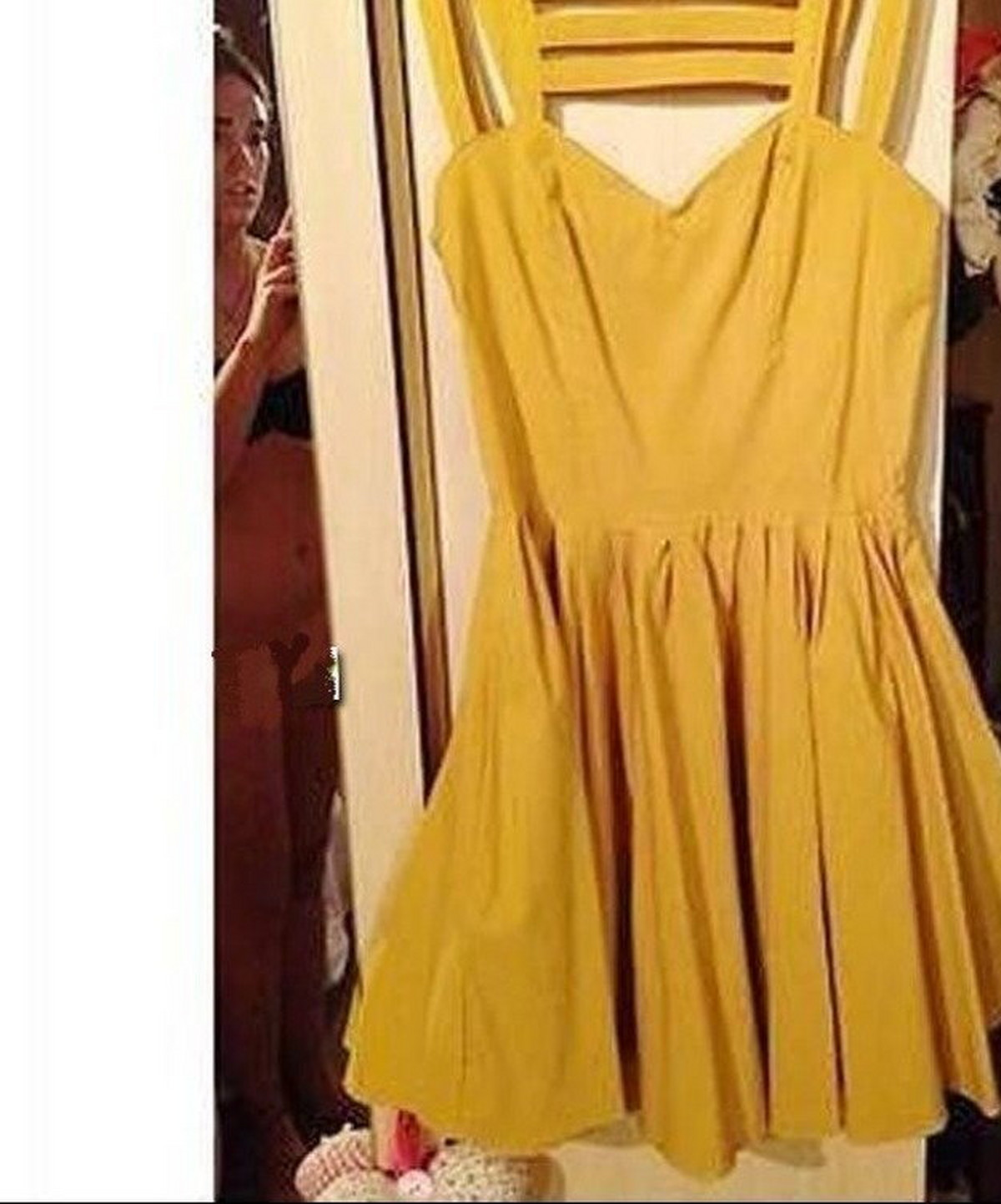 Hit na Internetu: Slikala haljinu za prodaju, greškom uslikala i sebe bez  gaćica