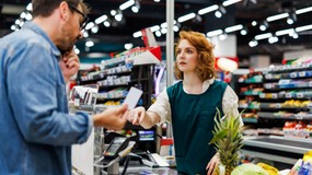 Po 50. roku życia możesz mieć dożywotnie zniżki w sklepach i usługach, bez względu na dochód. Mało kto wie, iż wystarczy spełnić jeden warunek