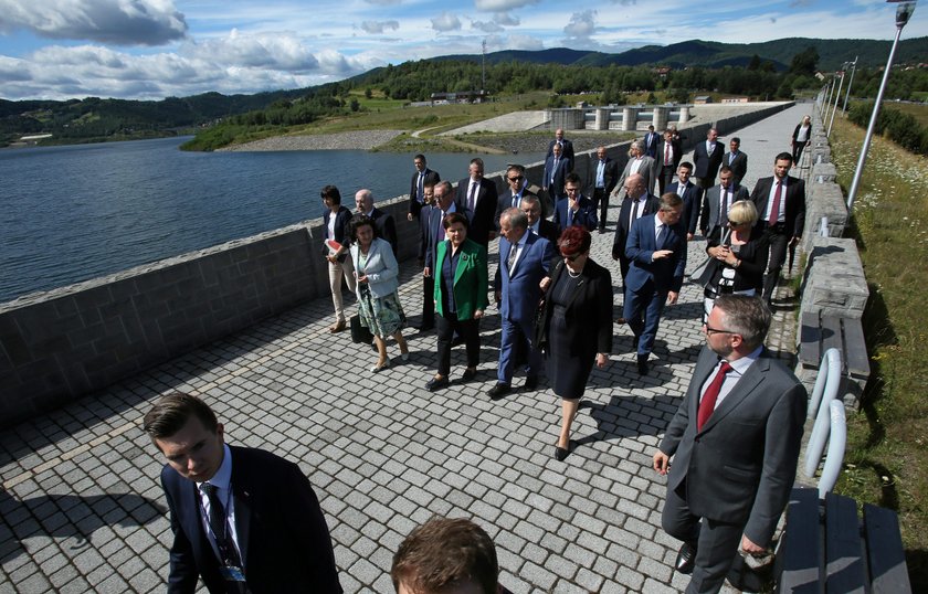 Szydło chwali się zakończoną inwestycją. Wójt: "to ciągle plac budowy"