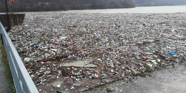 Lake Potpećko covered in garbage