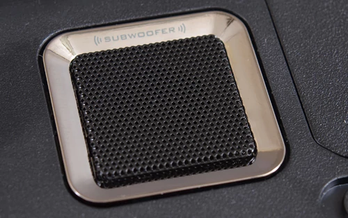 W laptopie Lenovo ciekawym rozwiązaniem jest mini subwoofer, który poprawie brzmienie basów