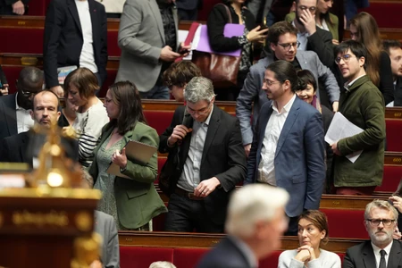 Levičarski poslanici napuštaju francuski parlament tokom obraćanja Mišela Barnijea 2. decembra
