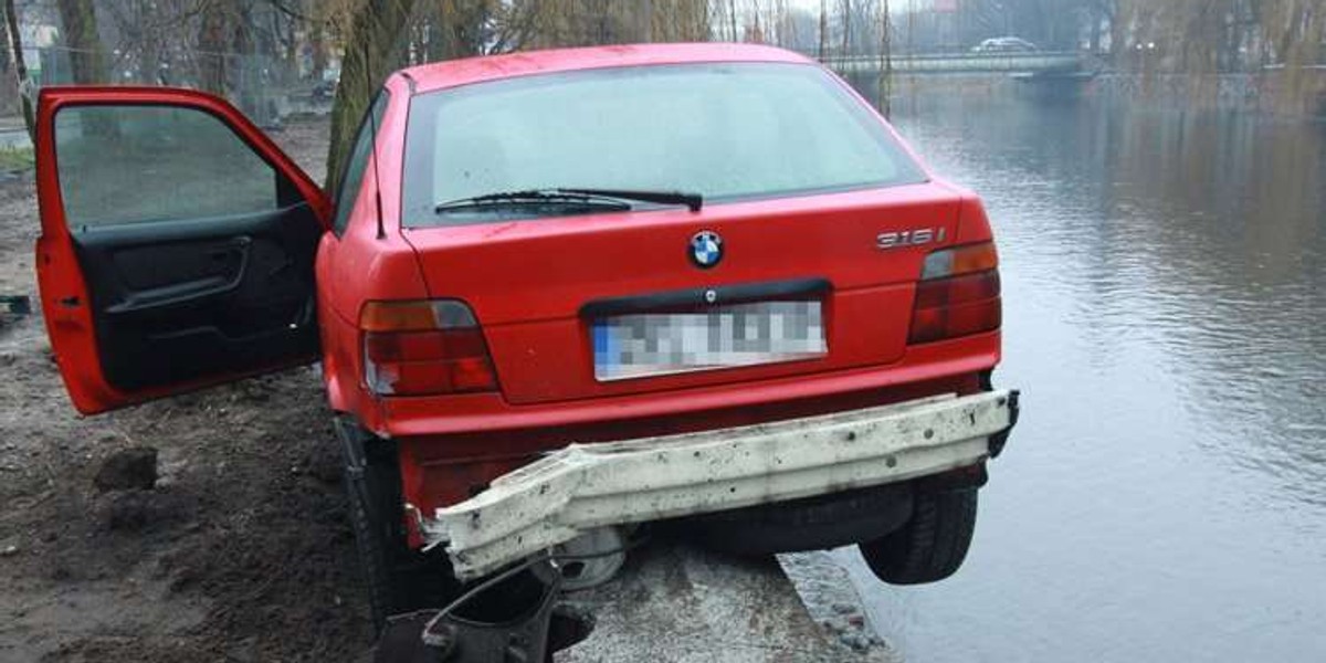 Auto zawisło na barierce. Centymetr i spadłoby do rzeki. FOTY