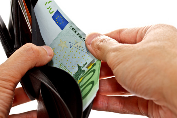Nowe banknoty euro. Jako pierwsze do obiegu trafia pięć euro