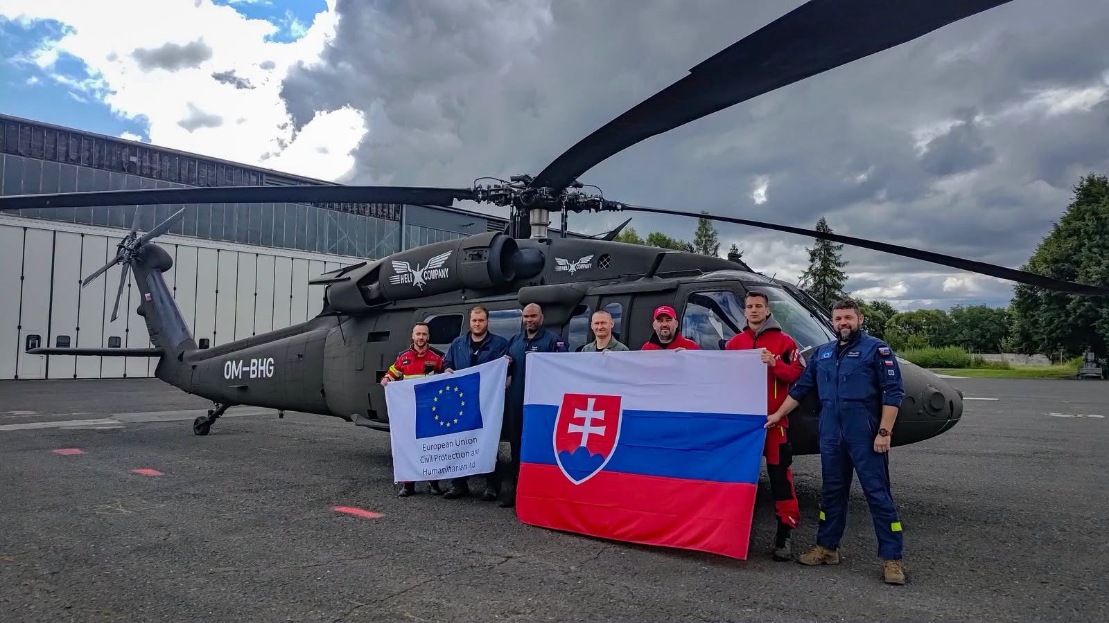 Slovenskí hasiči sú už vo Francúzsku, budú pomáhať s lesnými požiarmi.