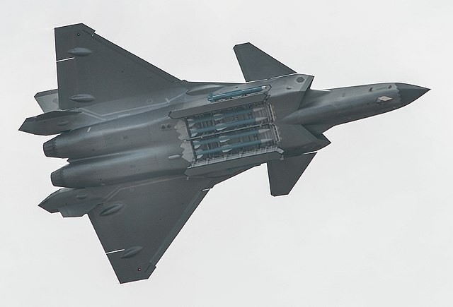 Chiński myśliwiec J-20