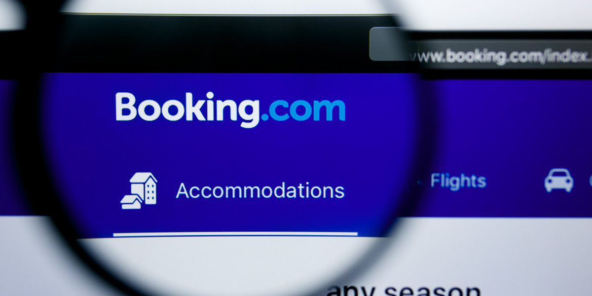 Booking.com to serwis pośredniczący w rezerwacjach noclegów. 