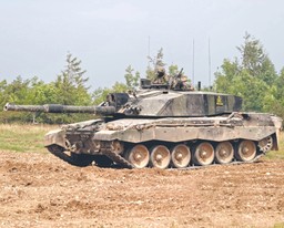 Ukraina otrzyma 14 czołgów Challenger 2 i ok. 30 armatohaubic AS90