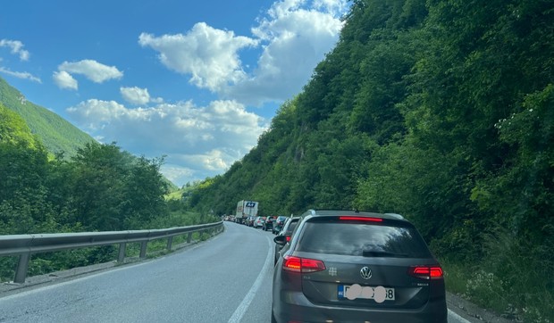 kolaps saobraćaja na graničnim prelazima sa Crnom Gorom