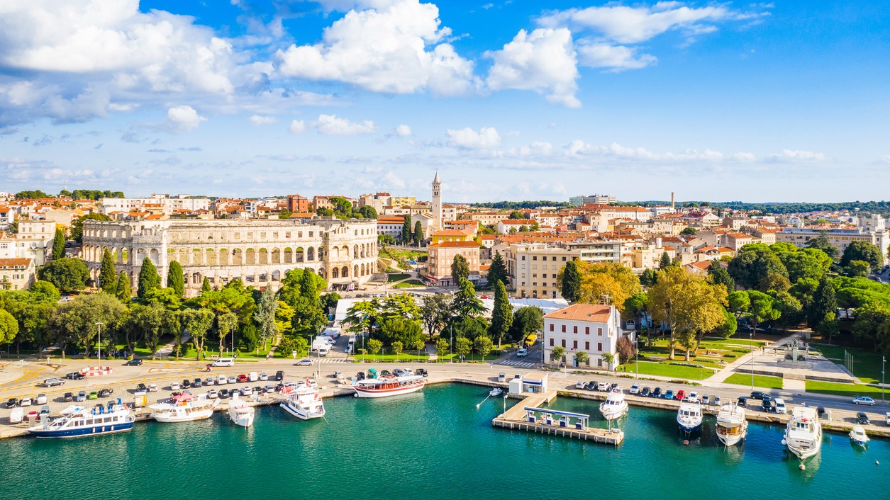 Kde sa rímska minulosť dotýka stredomorskej prítomnosti v jednom nezabudnuteľnom zábere na srdce Puly.