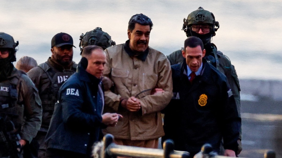 Príslušníci orgánov činných v trestnom konaní vynášajú zajatého venezuelského prezidenta Nicolasa Madura a jeho manželku Ciliu Floresovú z vrtuľníka, zatiaľ čo Maduro smeruje k budove amerického súdu Daniela Patricka Manhattanu. 