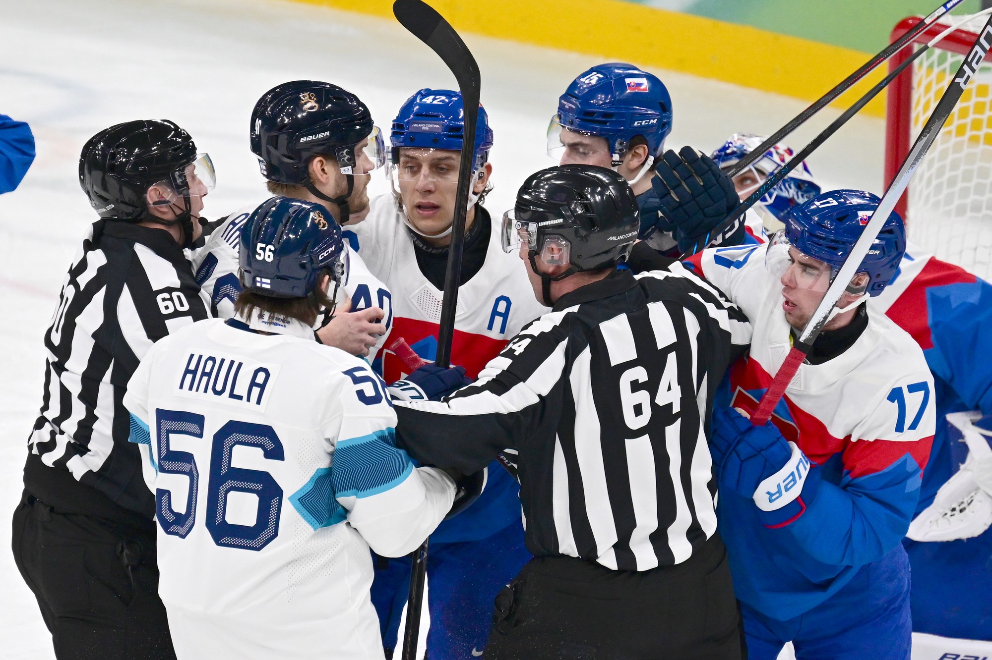Šimon Nemec (17), Martin Fehérváry (42) a hráč Fínska Erik Haula počas potýčky.