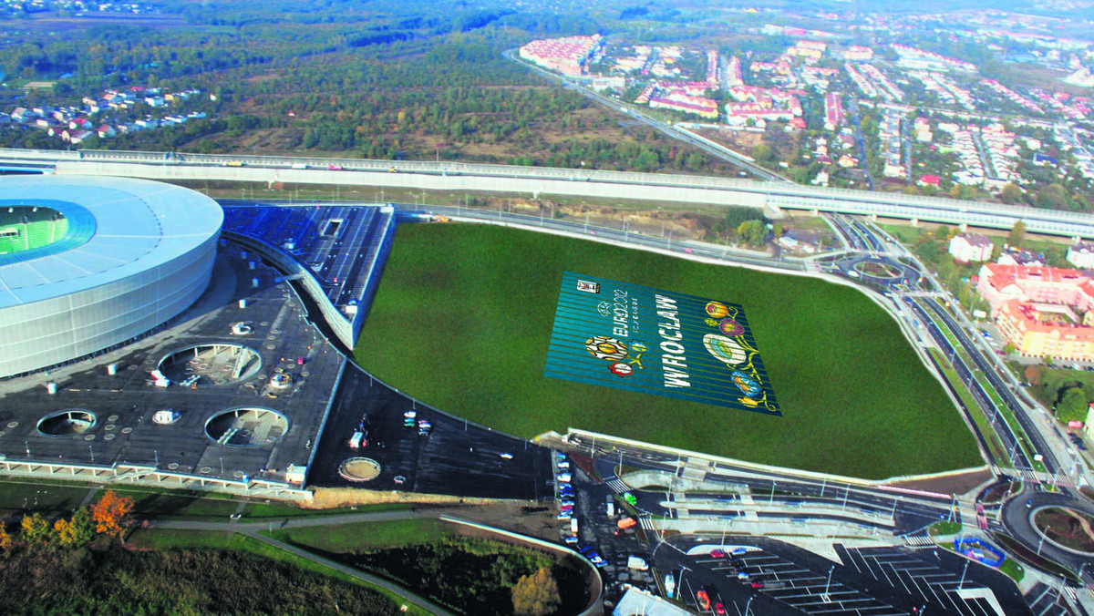 Wielka dziura przy Stadionie Miejskim zostanie zasłonięta olbrzymim plakatem EURO 2012. Ma być ładniej i bez wstydu.