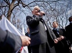 Miller zaśpiewał Tuskowi pieśń antykomunistów