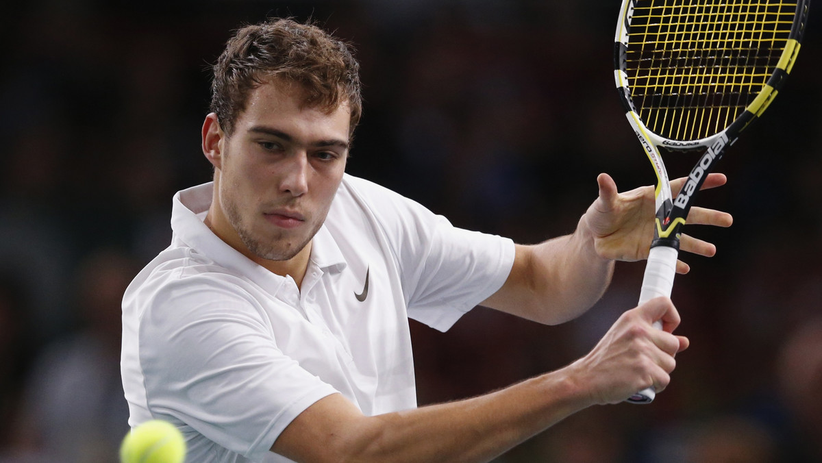 Niesamowity pojedynek w wykonaniu 69. obecnie tenisisty świata. Jerzy Janowicz pokonał w trzeciej rundzie prestiżowego turnieju w Paryżu szkockiego mistrza US Open i igrzysk olimpijskich Andym Murrayem 5:7. 7:6 (4), 6:2. Polak w drugim secie obronił piłkę meczową. Awans do ćwierćfinału to dla niego największy sukces w karierze.