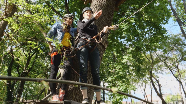 Az énekesnő fél a magasban, most mégis igent mondott egy kalandparkos kikapcsolódásra. 