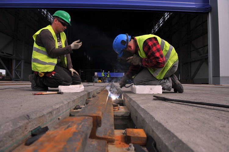 Przy produkcji fundamentów morskich farm wiatrowych zatrudnienie znajdzie około 500 pracowników, głównie spawaczy, ślusarzy, monterów konstrukcji stalowych. <br><br>fot. (mgo) PAP/Marcin Bielecki