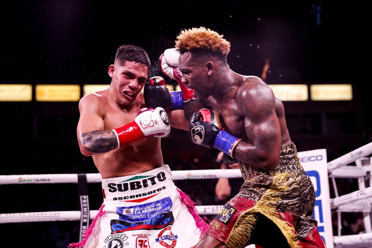Argentyńczyk Brian Castano (L) i Amerykanin Jermell Charlo (P)