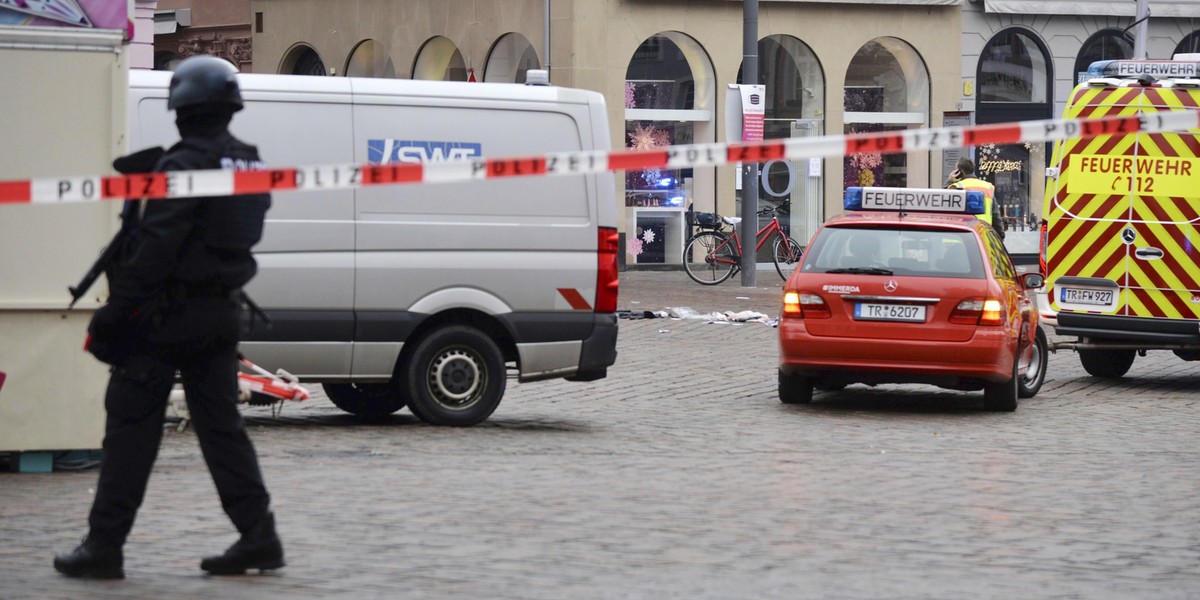 Samochód wjechał w pieszych.