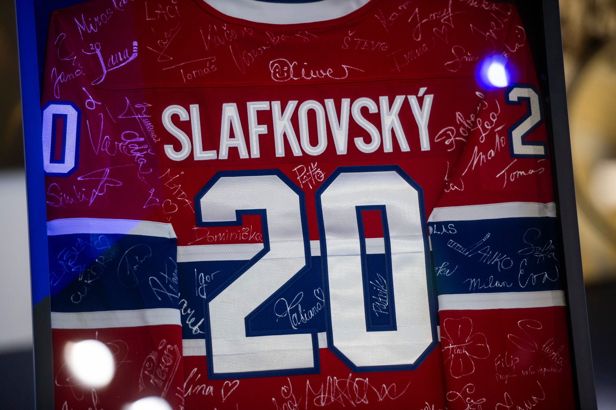 Dres slovenského hokejistu Juraja Slafkovského, ktorý je podpísaný fanúšikmi.