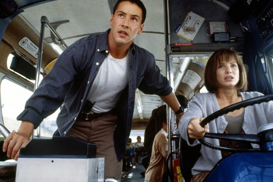 Sandra Bullock jako Annie Porter w filmie "Speed: Niebezpieczna prędkość" (1994). Na zdjęciu także Keanu Reeves