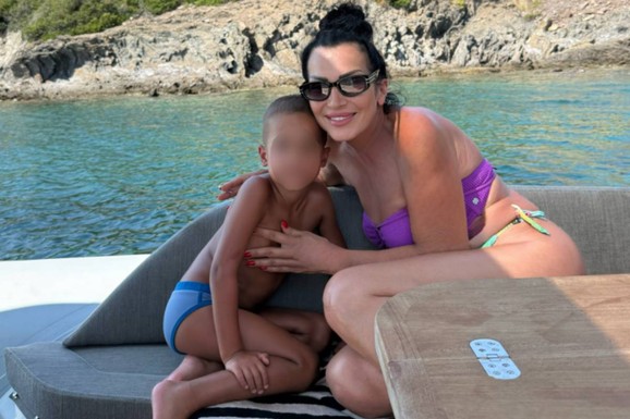 GOCA BOŽINOVSKA SA PORODICOM U GRČKOJ! Snajka Bojana grmi u kupaćem, pevačica se sunča: Oglasila se sa jahte, ovako se baškare (FOTO)