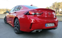 Nowy Opel rusza na polskie drogi. Insignia GSi jeździ jak po szynach, ale z dwojga wolimy benzynę