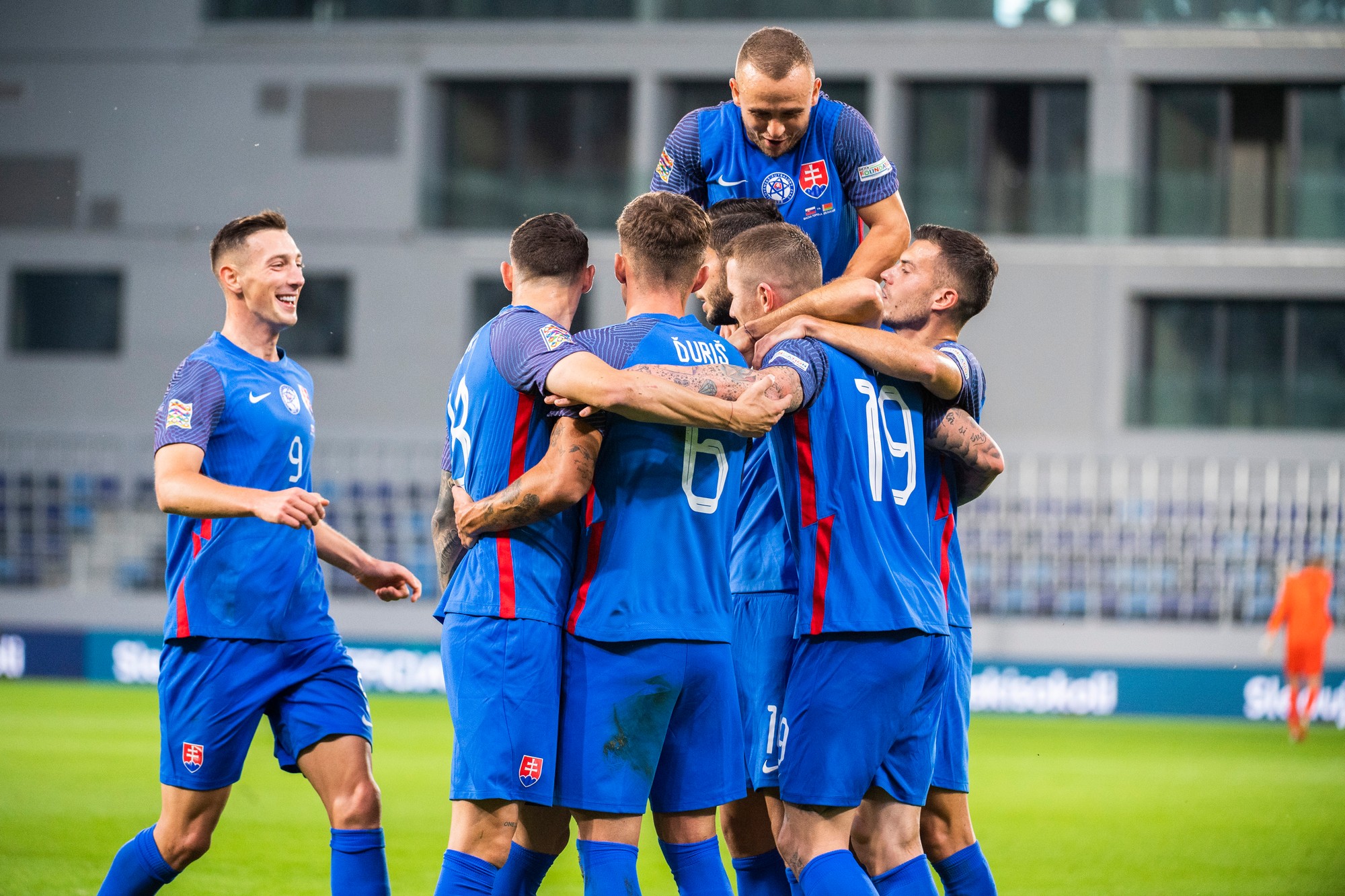 Juraj Kucka (19) sa teší so spoluhráčmi po strelení úvodného gólu.