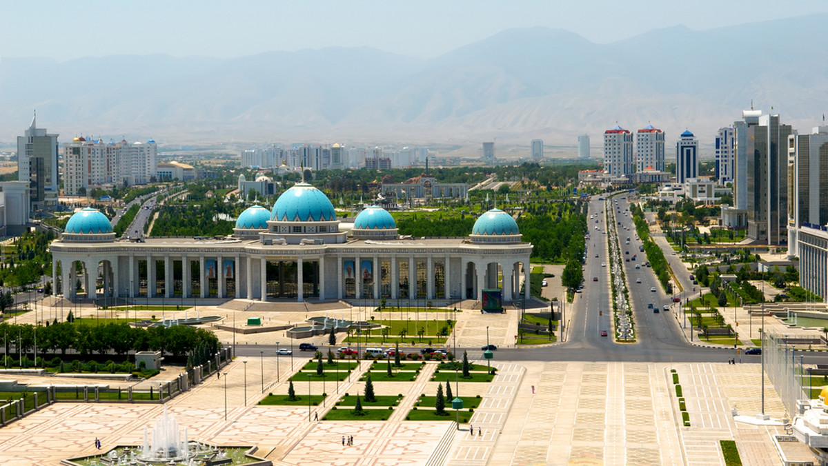 Złote kopuły, podświetlone fontanny, ministerstwa z białego marmuru, drogi w idealnym stanie - tak wygląda centrum stolicy Turkmenistanu. W bogatym w gaz, jednym z najbardziej zamkniętych krajów, nie ma opozycji, a Facebook jest na czarnej liście.