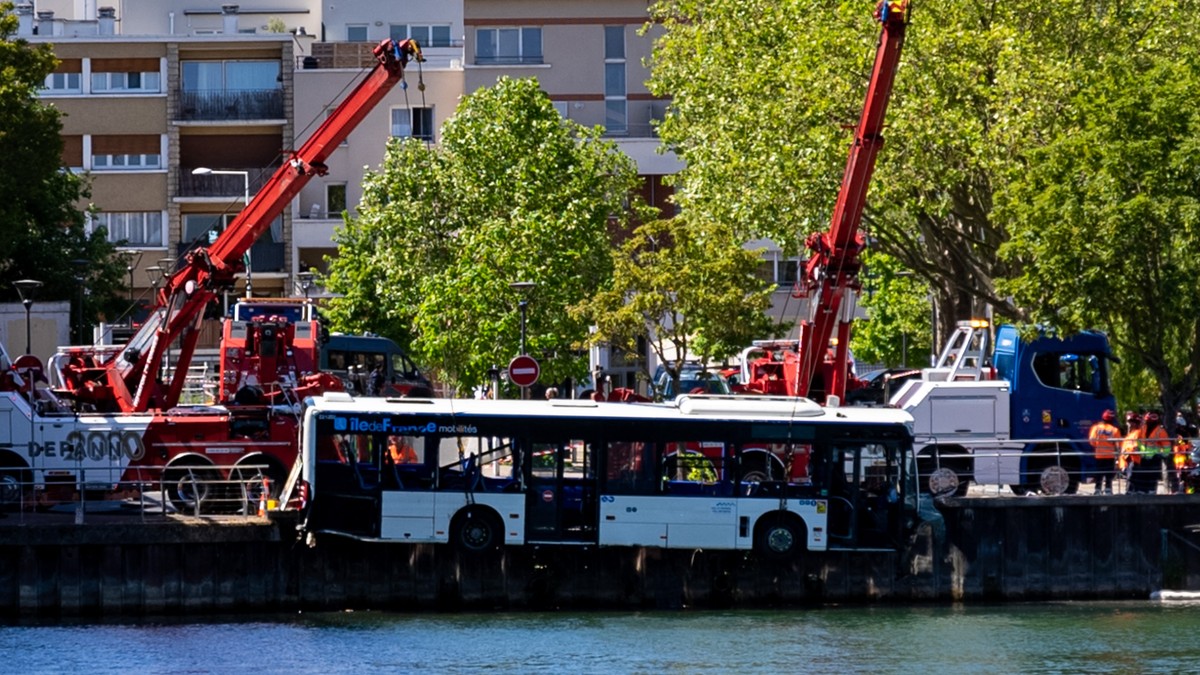 Žena na obuci za vozača sletela autobusom u reku Senu (Video)