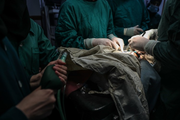 LEKARZE-BOHATEROWIE. OPEROWALI NOWORODKA, KONSULTUJĄC SIĘ PRZEZ INTERNET