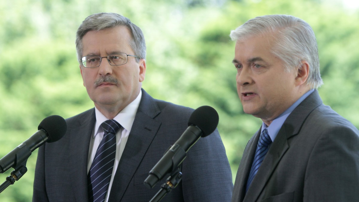 Bronisław Komorowski spróbuje wcielić się w rolę "prezydenta wszystkich Polaków. Nominacje dwóch nowych członków KRRiT zdają się zapowiadać, że w mediach publicznych zamieni stryjek siekierkę na kijek. Słowa Kaczyńskiego o Białorusi w trakcie drugiej debaty były niezręczne ale niekoniecznie błędne. Wypowiedzi Grzegorza Napieralskiego w kampanii były boleśnie puste lub demagogiczne. Lewica jest w rękach cyników, którzy w gruncie rzeczy nie maja żadnych trwałych poglądów. Jeśli Komorowski zechce i nie zrazi mnie sposobem sprawowania urzędu, to mogę go wspierać i mu doradzać. Słowa Tuska o prezydenturze jako o "żyrandolu i prestiżu" były fatalne. Powiedział szybciej, niż pomyślał. Napieralski liderem lewicy? Prawo Kopernika - Greshama ciągle obowiązuje - powiedział w pierwszej części obszernego wywiadu portalowi Onet.pl Włodzimierz Cimoszewicz, senator niezależny, były premier RP.