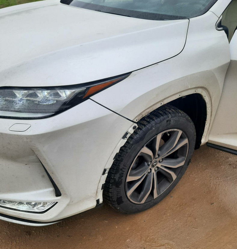 Policjanci odzyskali Lexusa, ale najpierw musieli uszkodzić szyby