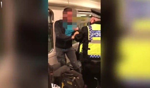 Britanski policajac poprskao putnika biber sprejom u metrou 