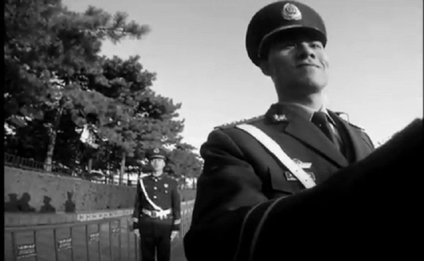 Čuvari na ulazu na na Trg Tjenanmen